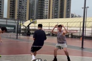 当打篮球的人去踢足球，对面怎么忍住不打人的？？？